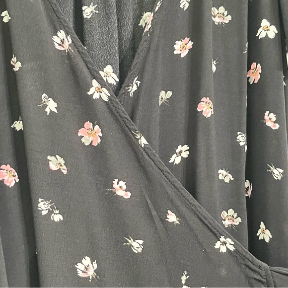 GAP Floral Print Wrap V Neck COLOR BLACK - Picture 11 of 14